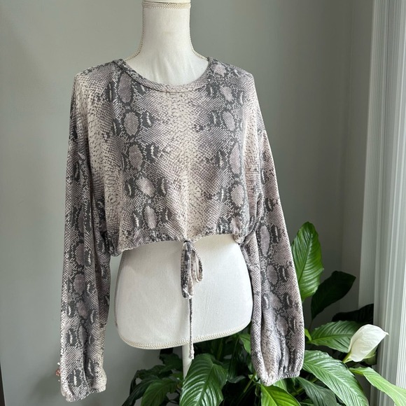 Audrey 3 + 1 Cropped Blouse with tie front Size Medium - Picture 3 of 9